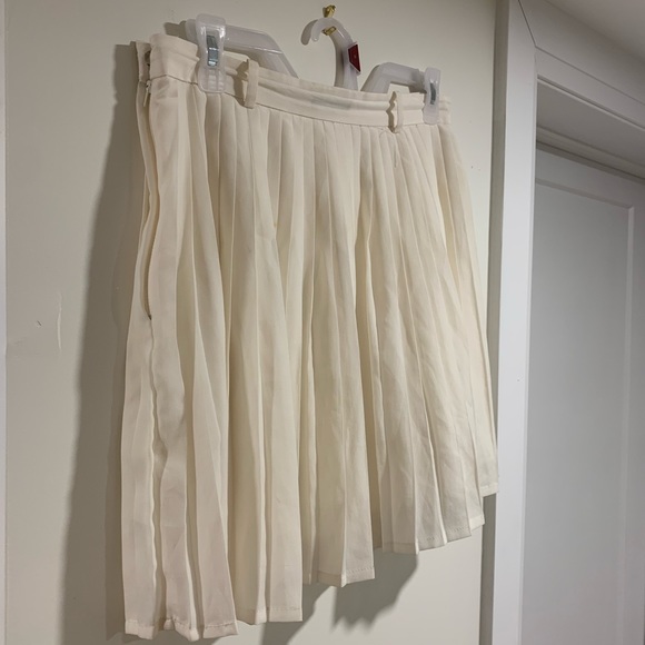 Talula tennis skirt like new condition. Size 10 - Picture 2 of 3